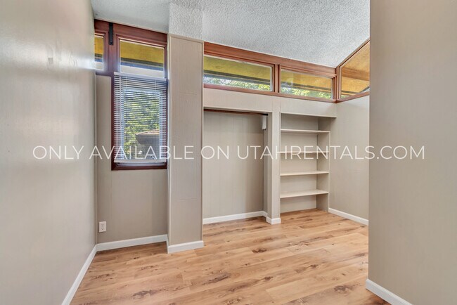Building Photo - 1073 E 200 S