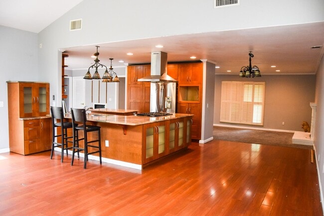 Building Photo - Large Home in North Orange