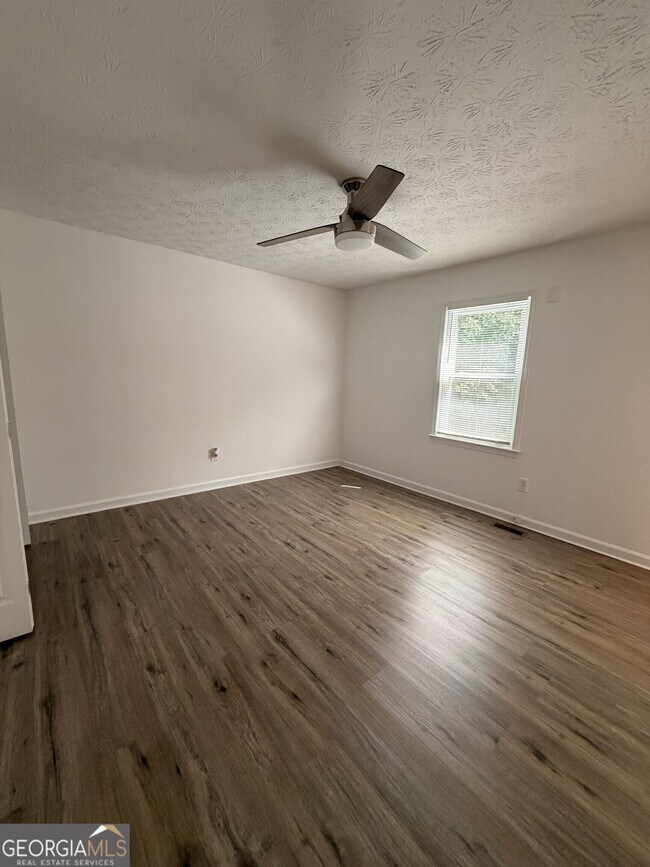 Building Photo - 640 Valerie Cir