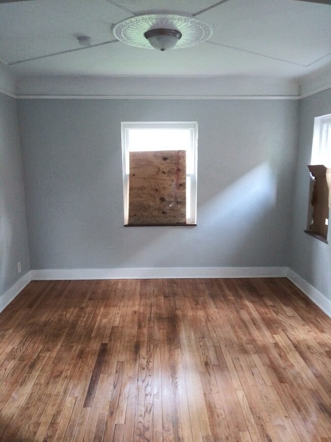 Building Photo - 3 Bed/1 Bath - Single Family Brick Home - Available now!