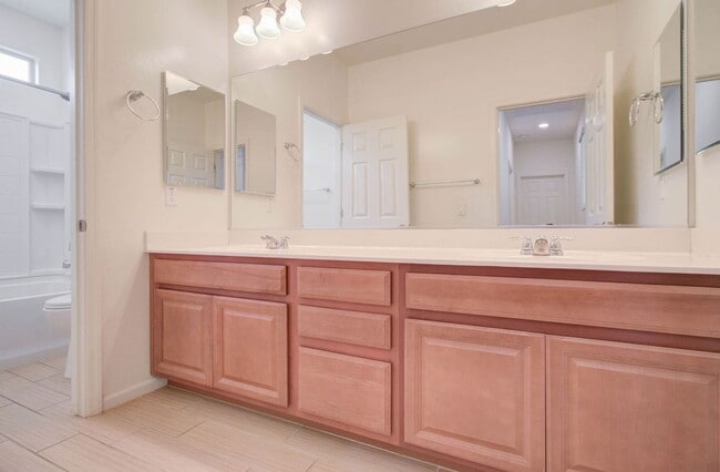 Building Photo - 1106 E Regent Dr