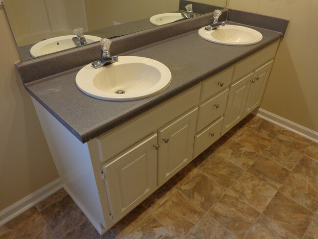 Building Photo - 780 Holcombe Woods Ct
