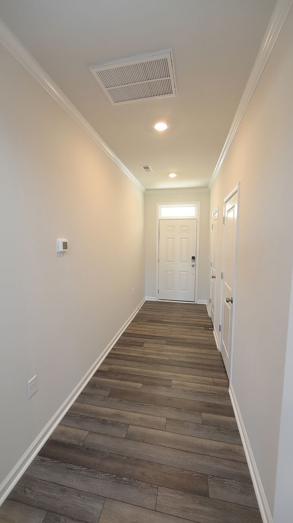 Building Photo - Townhome for Rent with One-Car Garage Clos...