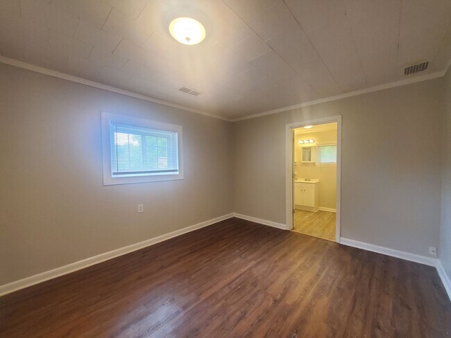 Building Photo - 3 Bedroom 2 Bath House