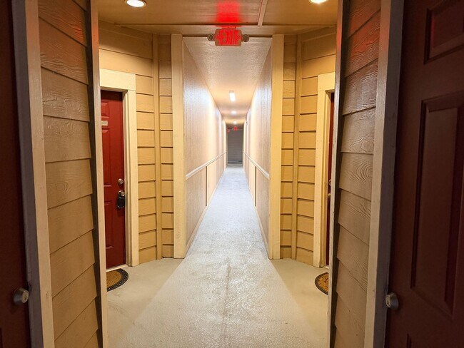 Building Photo - 2025 Erving Cir