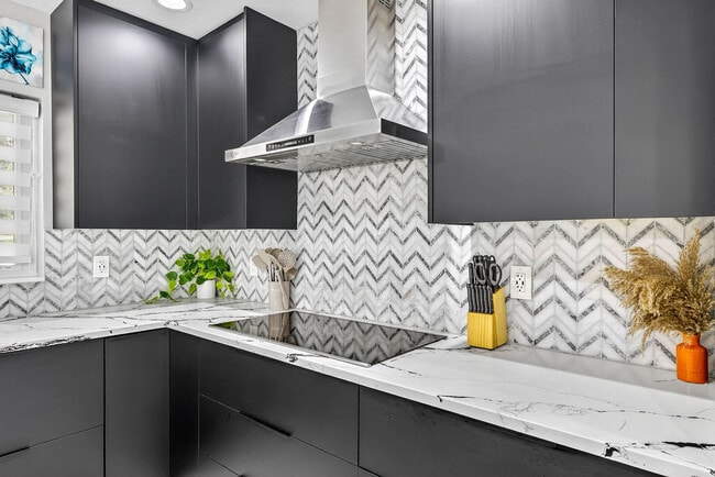 Building Photo - 318 S Burlingame Ave