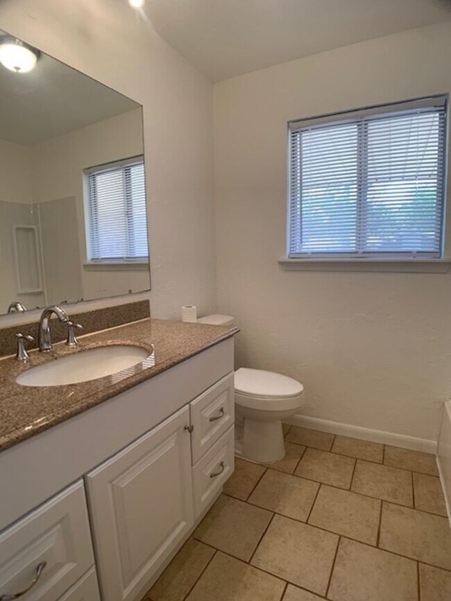 Building Photo - 3 Bedroom Northwest OKC!