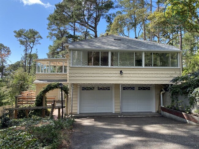 Building Photo - Private and Updated Three Bedroom Carmel H...