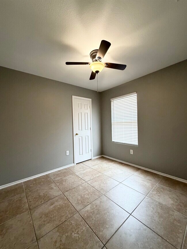 Building Photo - 11111 Revilla Dr