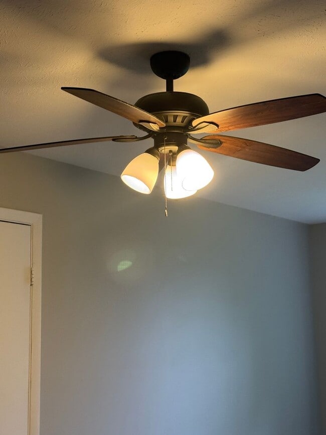 Building Photo - Beautiful Updated 3 Bedroom, 2 Bathroom To...