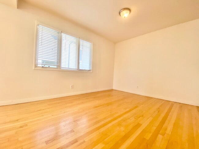Building Photo - 637 30th St