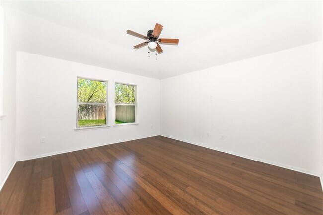 Building Photo - 708 Pinnacle Dr