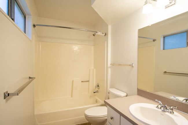 Building Photo - Get $500 OFF! Fantastic Lake Oswego 1Bdr w/Fireplace, Dishwasher, W/D & Patio!