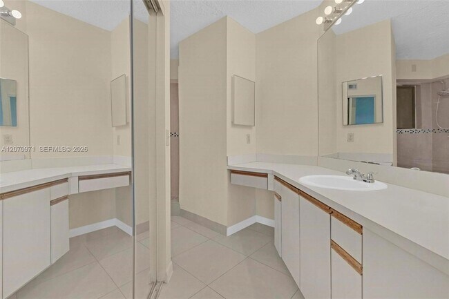 Building Photo - 15545 Miami Lakeway N