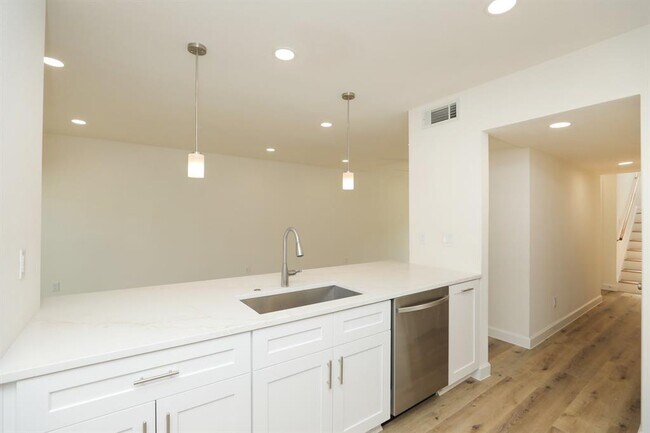 Building Photo - 2050 Augusta Dr