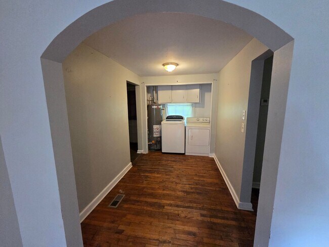 Building Photo - North Columbus Cottage on almost an ACRE fenced  2 Bedrooms 1 Bath with bonus room