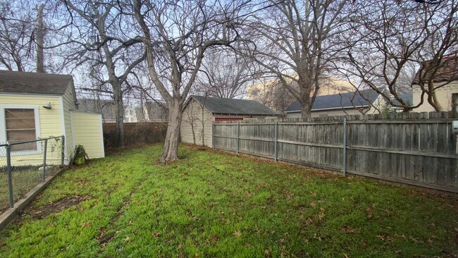 Building Photo - Campus Cottage, Blocks From TCU!