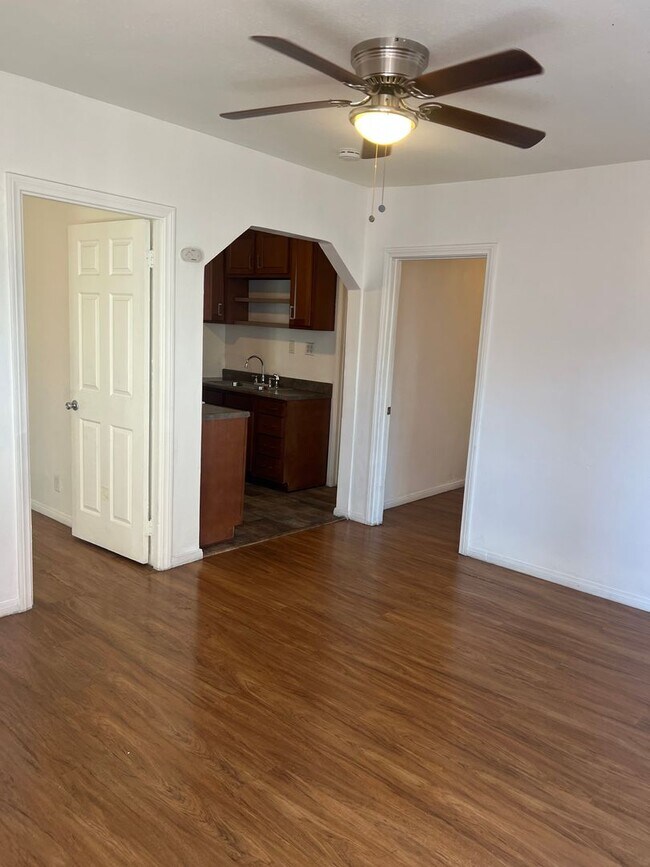 Building Photo - E1077F