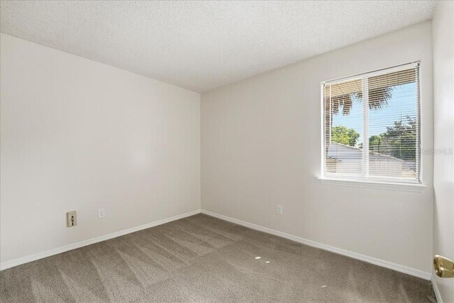 Building Photo - 1428 Oak Pl