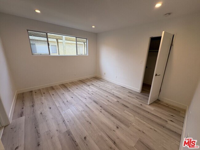 Building Photo - 605 San Vicente Blvd
