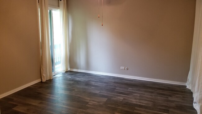 Building Photo - 1609 Maple Terrace