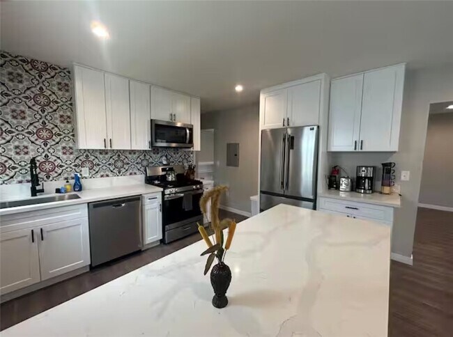 Building Photo - 181 N Waverly St