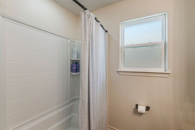 Building Photo - 3230 Creek Side Dr