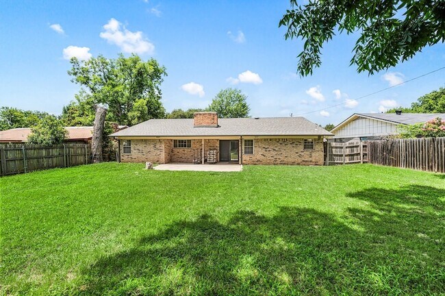 Building Photo - 1016 W Creek Dr