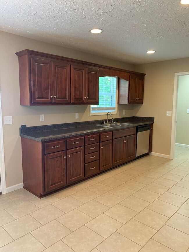 Building Photo - 3 Bedroom, 2 Bath Home Located in Manchester