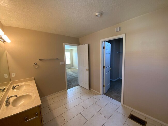Building Photo - 3 Bedroom Home Available Near Unser Blvd N...
