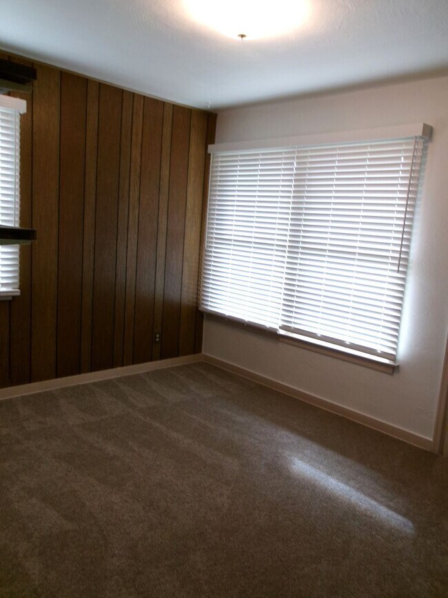 Building Photo - Beautiful 3 bedroom, 2 bath home w/4-car t...