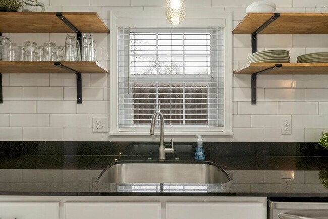 Building Photo - Enchanting Home @TU & Cherry Street