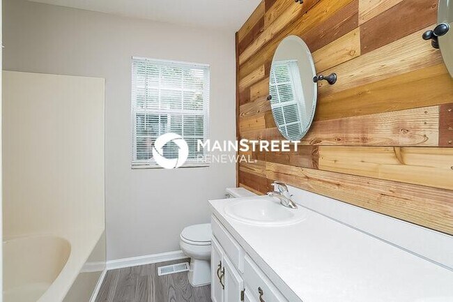 Building Photo - 3 Bedroom Pet-Friendly Home in Nashville, TN with Main Street Renewal