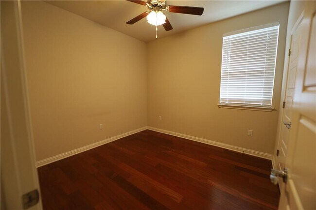 Building Photo - 13800 Lyndhurst St