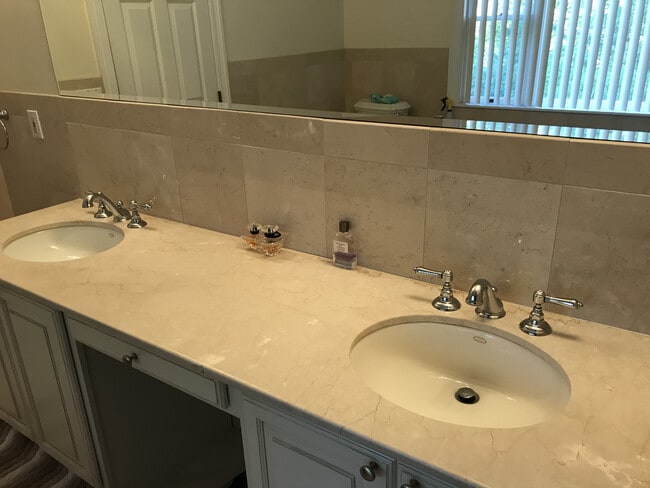 Building Photo - 696 Ridgeway