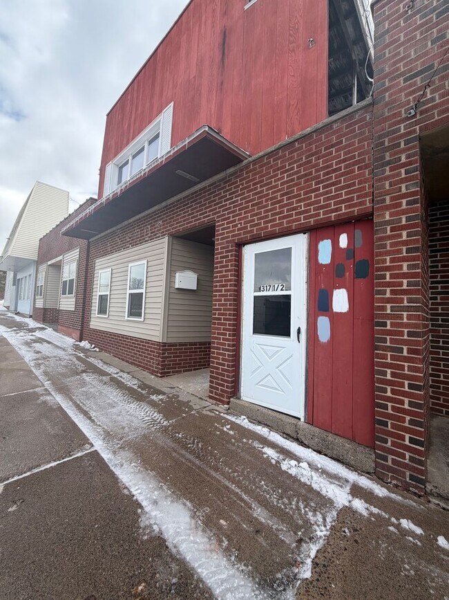 Building Photo - 317 Main St