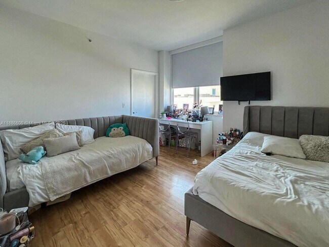 Building Photo - 3330 NE 190th St