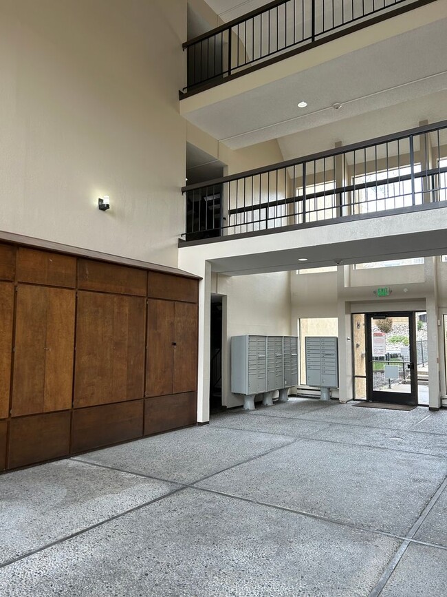 Building Photo - NEWLY RENNOVATED 2 Bed / 1 Bath Condo w/ B...