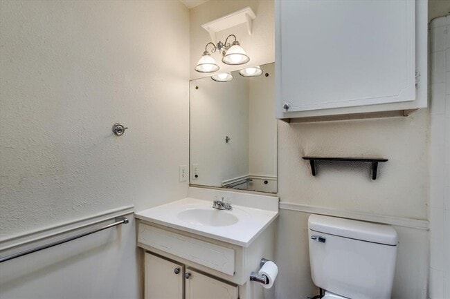 Building Photo - 612 W 51st St
