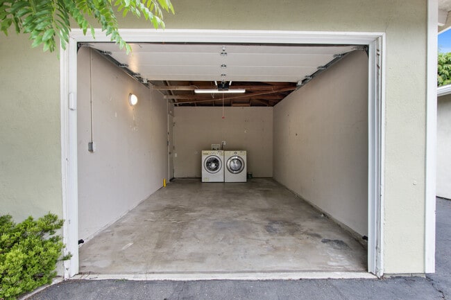 Private Garage - 1565 Santa Ana Ave