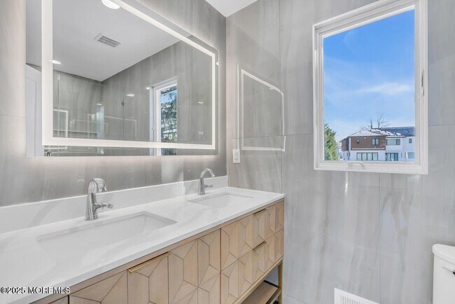 Building Photo - 1 Robin Dr