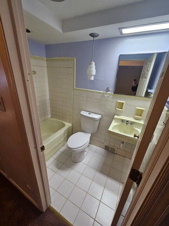 Building Photo - 430 Venture St