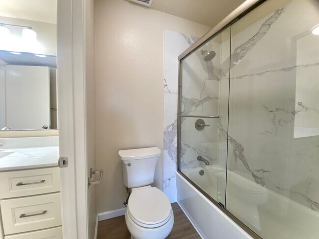 Building Photo - Beautifully Updated 2-Bedroom Condo! - Warm Springs!
