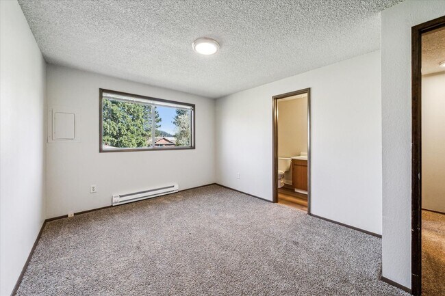 Building Photo - 5847-5855 SE Holgate