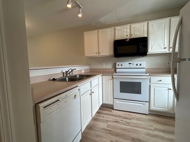 Building Photo - 2BR Condo in Holton Place – Pool, Porch, a...