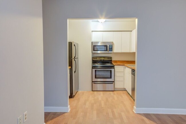 Building Photo - Spacious Studio Across from Meridian Hill ...