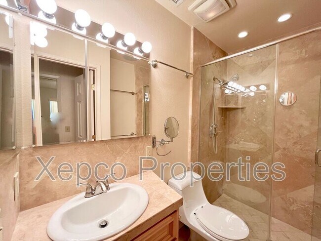 Building Photo - 420 N Villa Ct