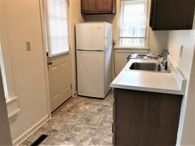 Building Photo - 3702 Hillcrest Dr