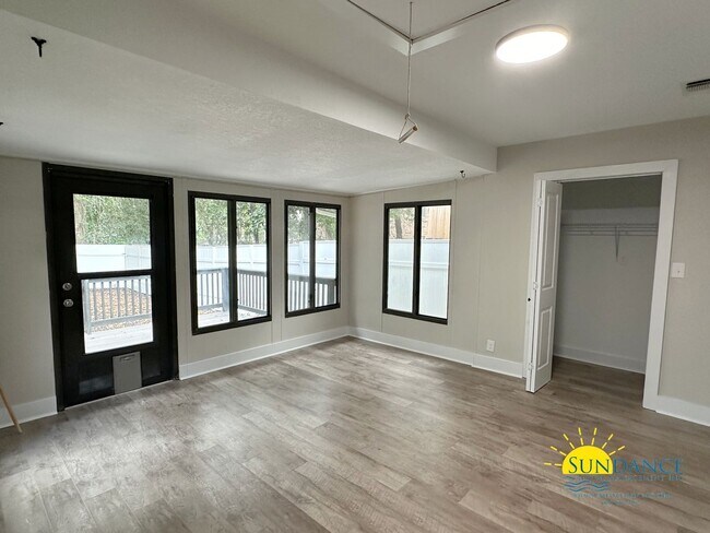 Building Photo - Fully Renovated Cul-de-sac Corner Lot Home in Fort Walton Beach!