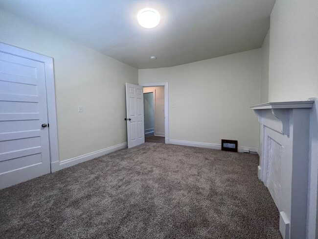 Building Photo - Updated 2BR 1 Bath townhouse with yard!
